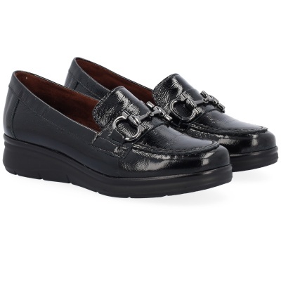 Mocassins pretos de pele brilhante com detalhe metálico prateado
