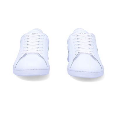 Ténis brancos de couro com atilhos brancos vistos de frente