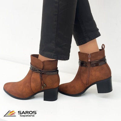 Botas castanhas com salto médio e fivela preta