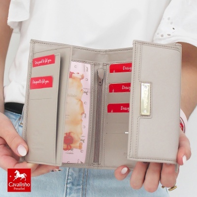 Carteira feminina cinza claro aberta com múltiplos compartimentos e etiquetas vermelhas