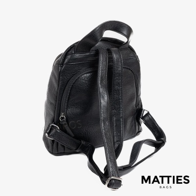 Mochila preta em pele com alças ajustáveis e fecho em zíper