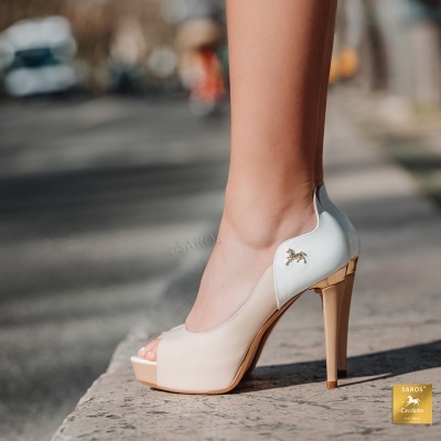 Sapato de salto alto feminino aberto com detalhes dourados na rua