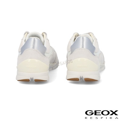 Ténis brancos GEOX com detalhes prateados vistos de trás