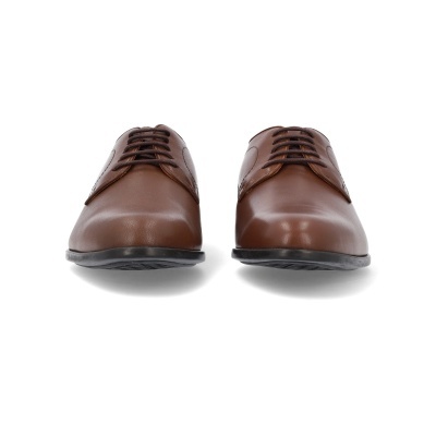 Par de sapatos masculinos em pele castanha com cadarços pretos