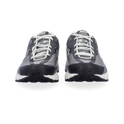 Sapatilhas desportivas Nike cinza e preto com atacadores brancos