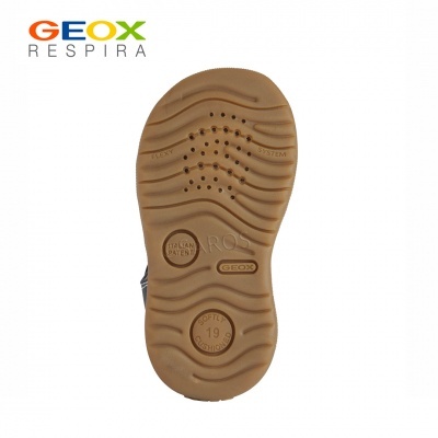 Sola castanha clara de sapato infantil GEOX com orifícios de ventilação e texto