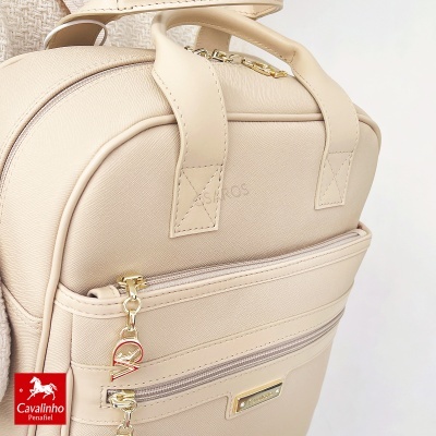 Mochila bege com fechos dourados e placa metálica Cavalinho