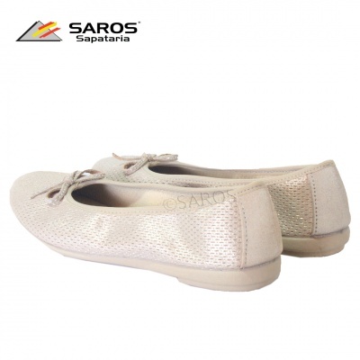 Sapatilhas bege claro com textura perfurada e laço da marca SAROS