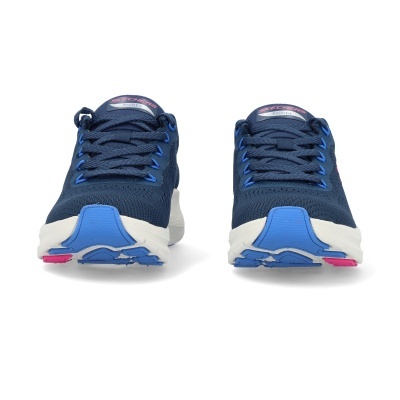 Sapatilhas desportivas Skechers azuis com sola branca e detalhes em azul e rosa.