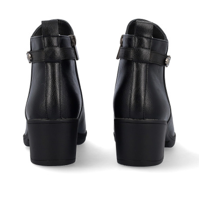 Botins pretos em pele sintética com salto quadrado vistos de trás.