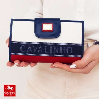 Carteira Cavalinho branca, azul e vermelha com emblema dourado e logo bordado