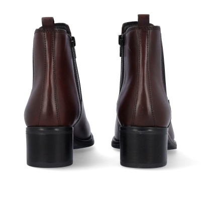 Botas castanhas de pele com salto quadrado e zíper lateral