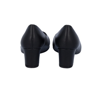 Sapatos pretos de salto médio vistos de trás