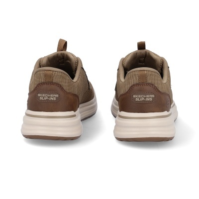 Ténis Skechers Slip-Ins castanhos vistos de trás sobre fundo branco