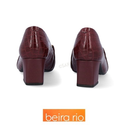 Sapatos de salto médio vinho com padrão imitação pele de crocodilo