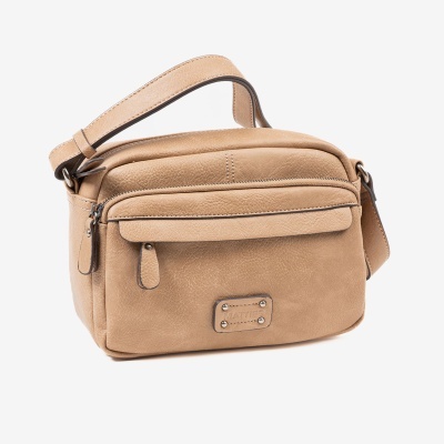 Mala de ombro castanho claro em material sintético com bolso frontal e placa metálica.