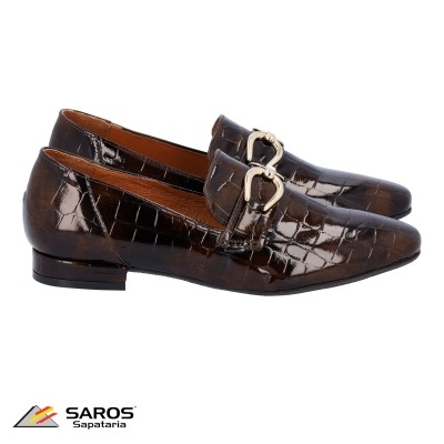 Sapatos de couro castanho com padrão croco e fivela dourada