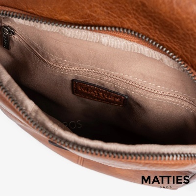 Bolsa de mão em pele castanha com interior bege e fecho de correr