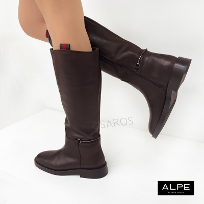 Botas femininas altas castanho escuro com tiras vermelha e verde na parte superior