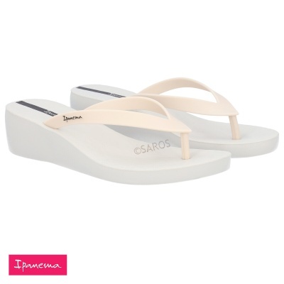 Chinelos de cunha Ipanema brancos com tiras bege