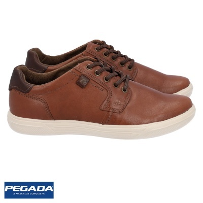 Ténis castanho claro em couro com sola branca e atacadores castanhos