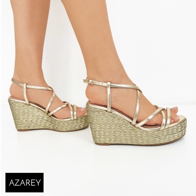 Sandálias de cunha douradas com tiras finas e sola de ráfia trançada