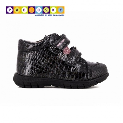 Sapato infantil preto com textura de pele de crocodilo e fecho de velcro com coração cor-de-rosa