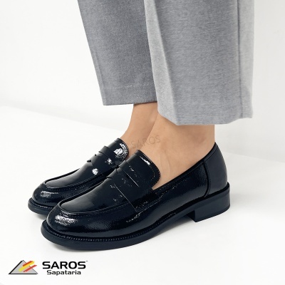 Sapatos mocassim pretos em verniz com sola preta e salto baixo