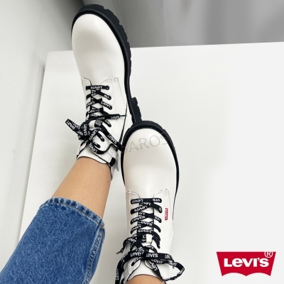 Botas brancas Levi's com atacadores pretos e sola preta