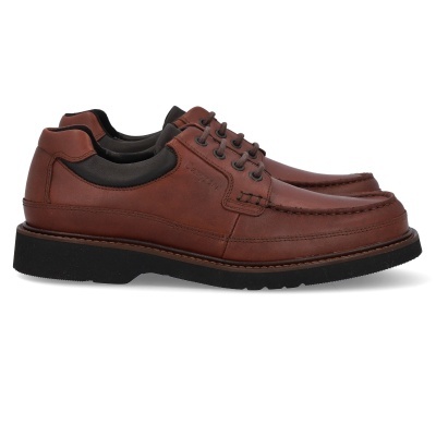 Sapatos masculinos castanhos em pele com sola preta espessa
