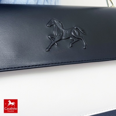 Bolsa ou carteira preta com cavalo em relevo
