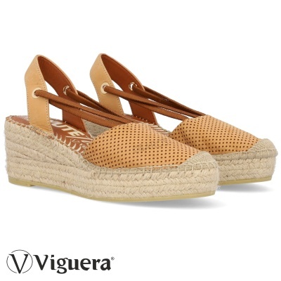 Alpercatas de senhora bege com salto cunha de ráfia e atacadores elásticos em fundo branco