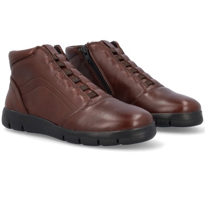 Botas castanhas em pele com sola preta e fecho lateral