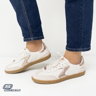 Ténis Skechers brancos com detalhes metálicos cor de rosa dourado e sola castanha