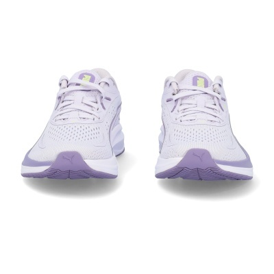 Sapatilhas desportivas Puma brancas e lilás vistas de frente