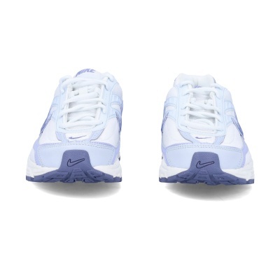 Par de sapatilhas Nike brancas e azuis de frente