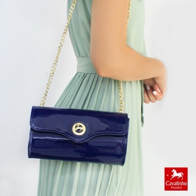 Mala de ombro pequena azul escuro com corrente dourada