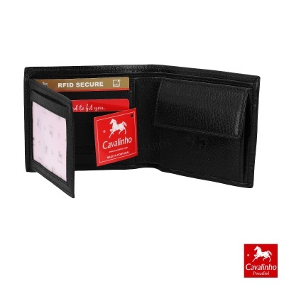 Carteira preta de couro aberta mostrando divisórias para cartões e etiqueta Cavalinho