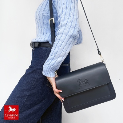 Mala preta de couro com relevo de cavalo e alça ajustável