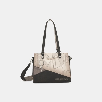 Mala tote com padrão abstrato em bege, castanho e preto com pendente prateado e texto na frente