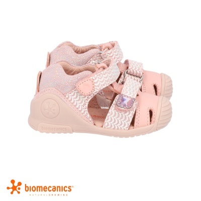 Sandálias infantis rosa claro com padrão branco e rosa e fecho de velcro com sola flexível