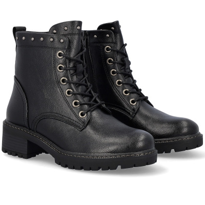 Botas pretas de estilo militar com atacadores e rebites