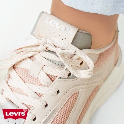Tênis desportivo Levis creme e rosa com logo Levis na língua