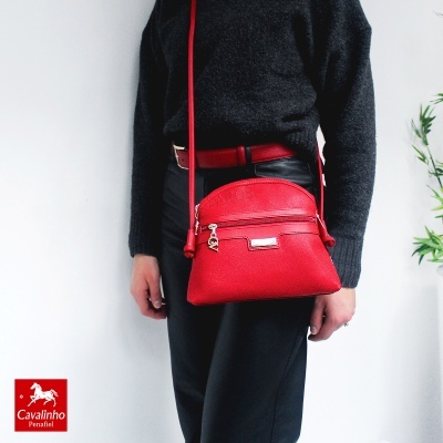 Mala vermelha pequena de ombro com cinto vermelho e roupas pretas e cinza