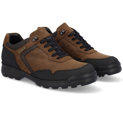 Sapatos desportivos castanhos com detalhes pretos e sola preta