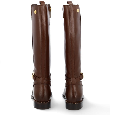 Botas castanhas de couro vistas de trás com detalhes dourados