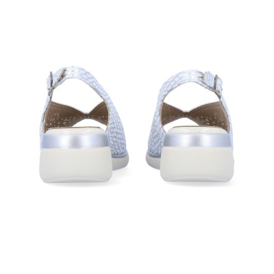 Sapatos tipo sandálias brancas com padrão texturizado e salto baixo