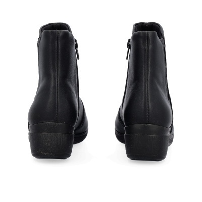 Botas pretas de salto médio com fecho lateral