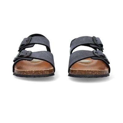 Sandálias cinza escuro com fivelas pretas e sola preta sobre fundo branco