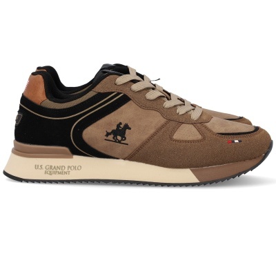 Ténis castanhos e pretos com sola bege e logo de cavaleiro